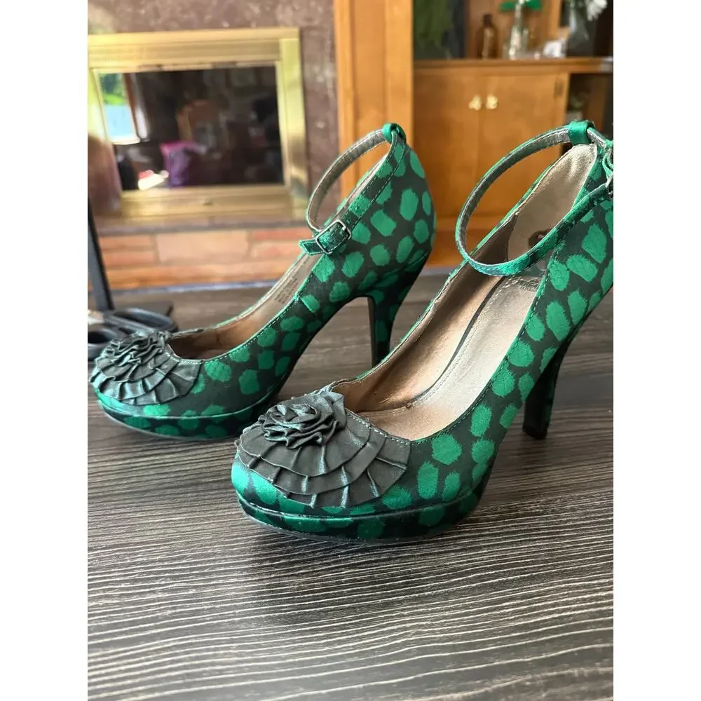 6/$25 Fergalicious Green Spotted Satin Ankle Strap Flower Toe Heels Sz. 6.5